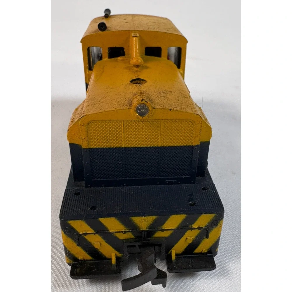 Santa Fe ATSF Switcher Diesel Locomotive 332 HO Scale Railroad Engine Untested
